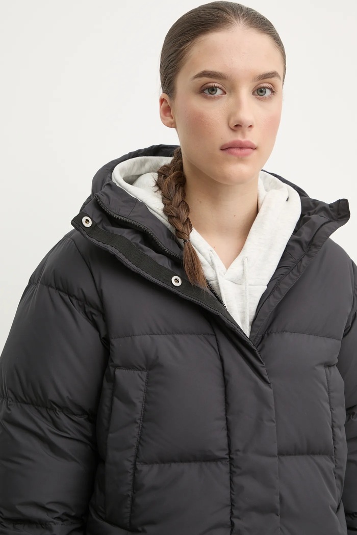 Péřová bunda Peak Performance Quiver černá G79931