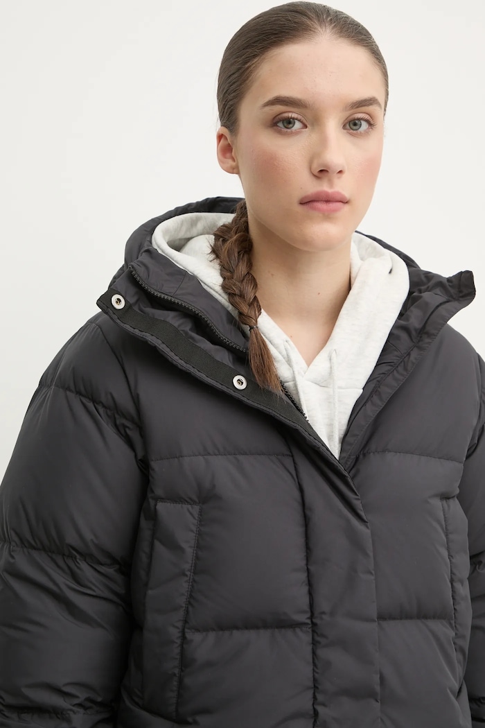 Péřová bunda Peak Performance Quiver černá G79931