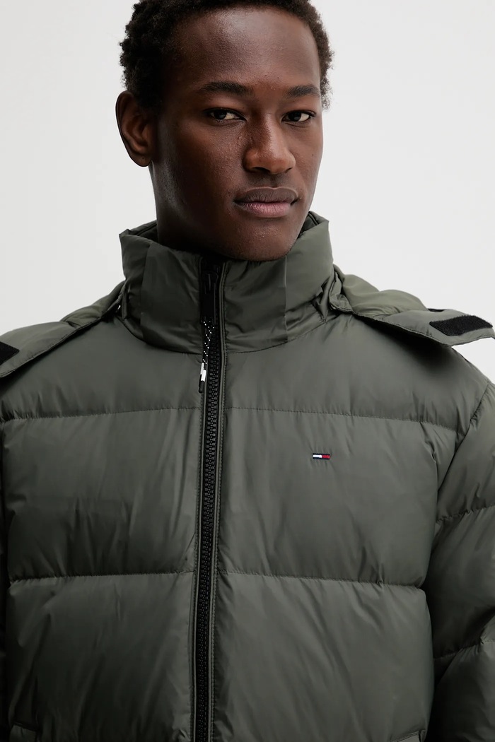 Μπουφάν με επένδυση από πούπουλα Tommy Jeans πράσινο DM0DM19786