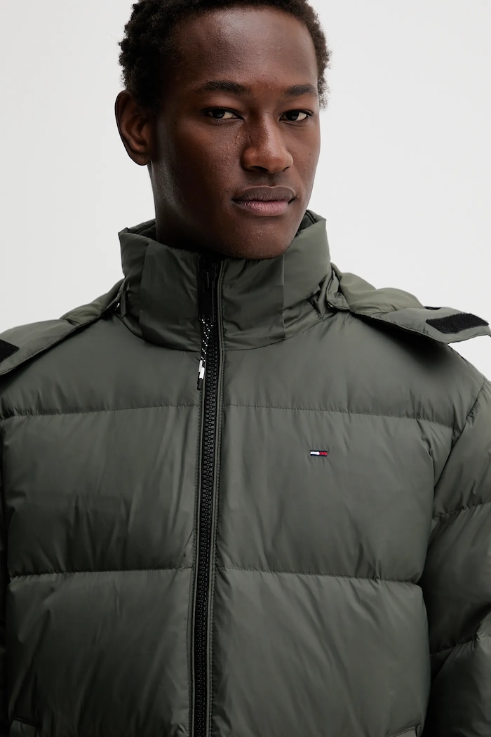 Μπουφάν με επένδυση από πούπουλα Tommy Jeans πράσινο DM0DM19786