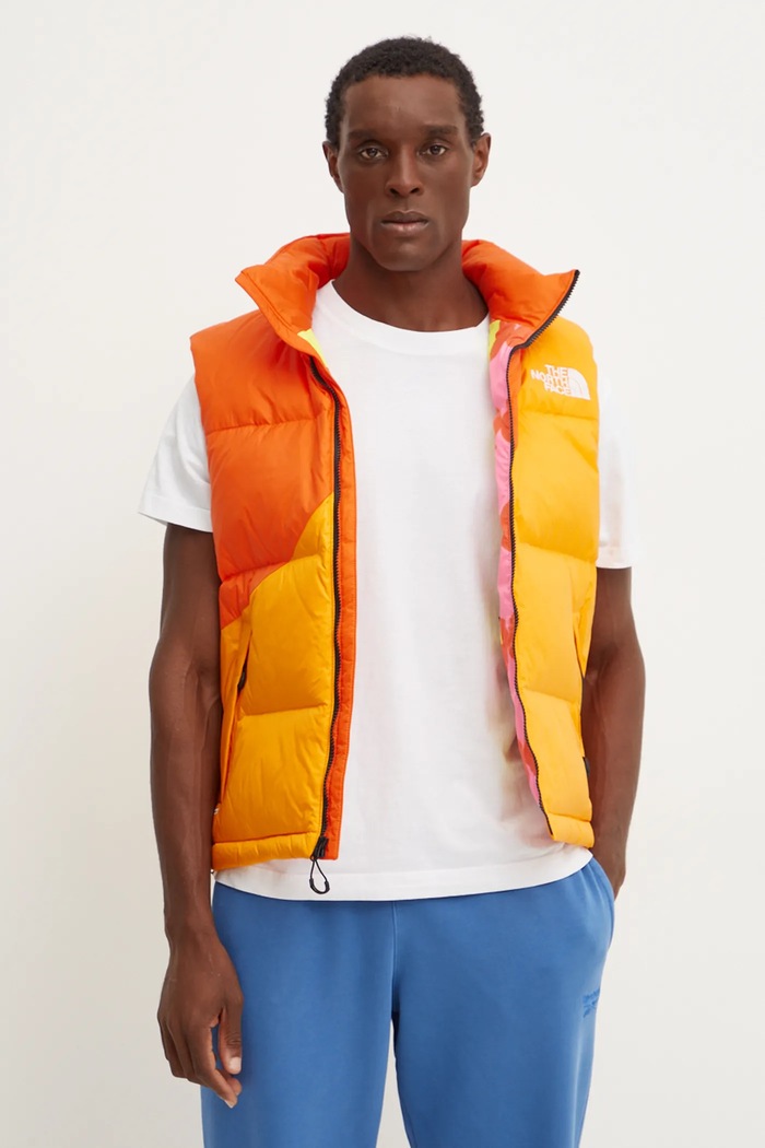 Péřová vesta The North Face TNF x Yinka Ilori s podšívkou oranžová NF0A89GE0IH1