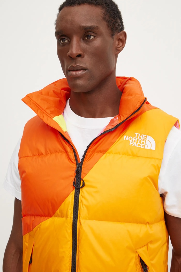 Péřová vesta The North Face TNF x Yinka Ilori oranžová NF0A89GE0IH1