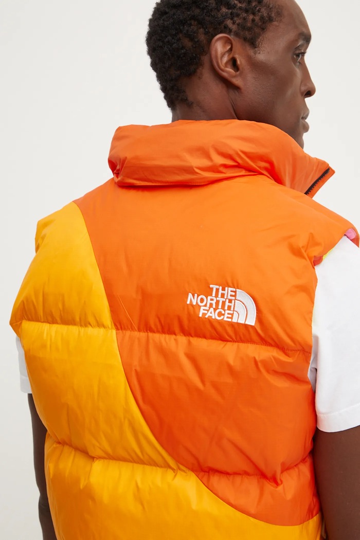Péřová vesta The North Face TNF x Yinka Ilori NF0A89GE0IH1 oranžová