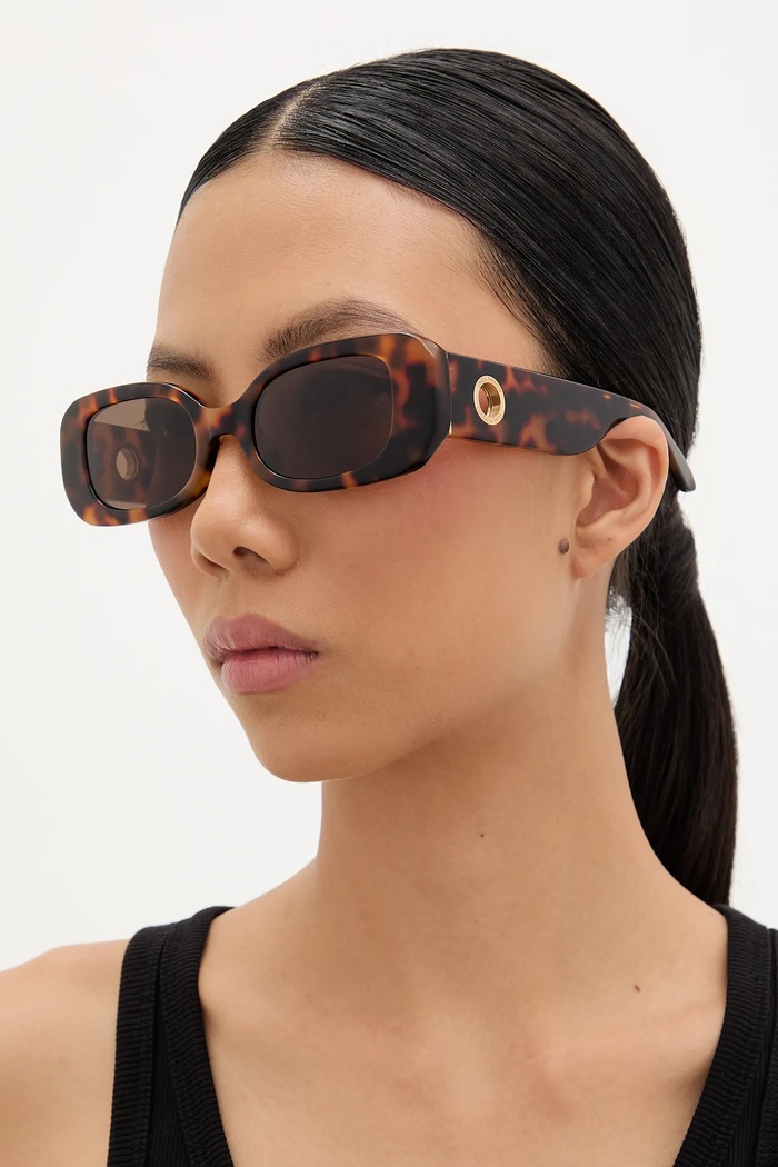 Солнцезащитные очки LINDA FARROW LOLA LFL1117C2SUN коричневый SS25