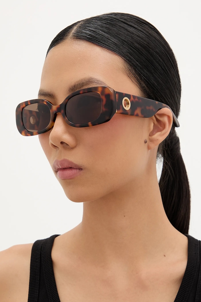 Солнцезащитные очки LINDA FARROW LOLA LFL1117C2SUN коричневый SS25