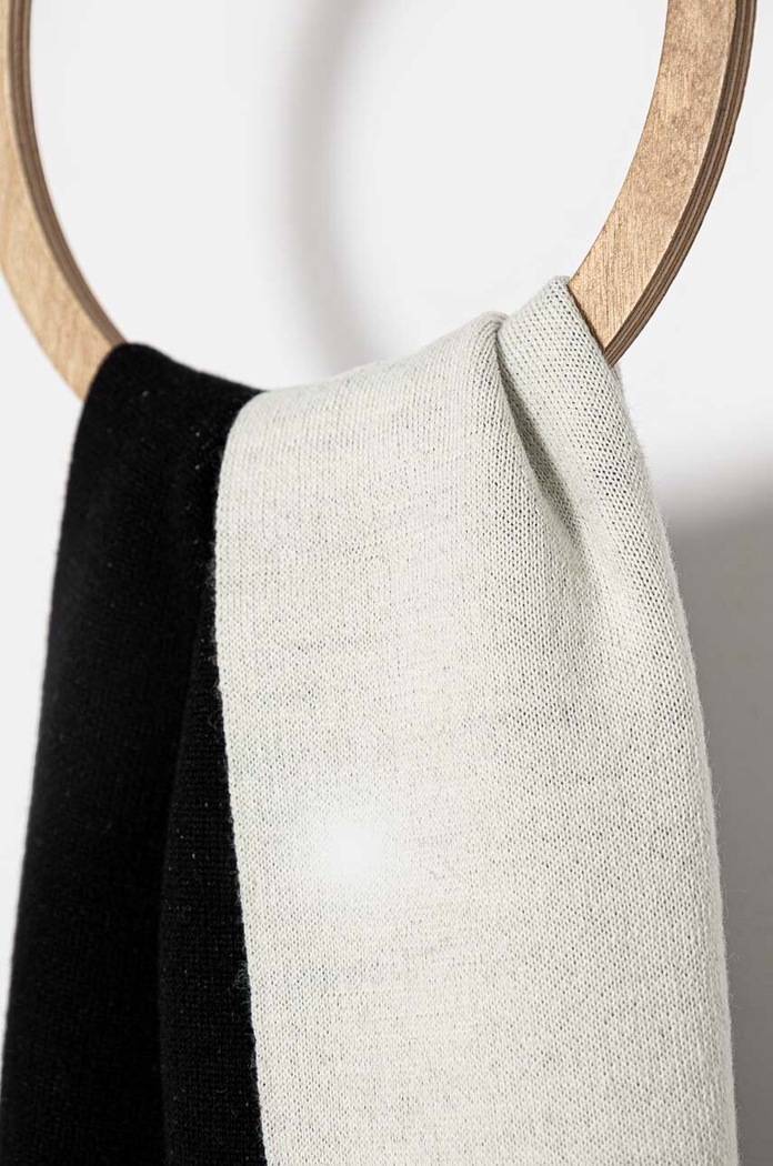 Šátek z vlněné směsi MM6 Maison Margiela S52TE0055.M13050 černá AW24