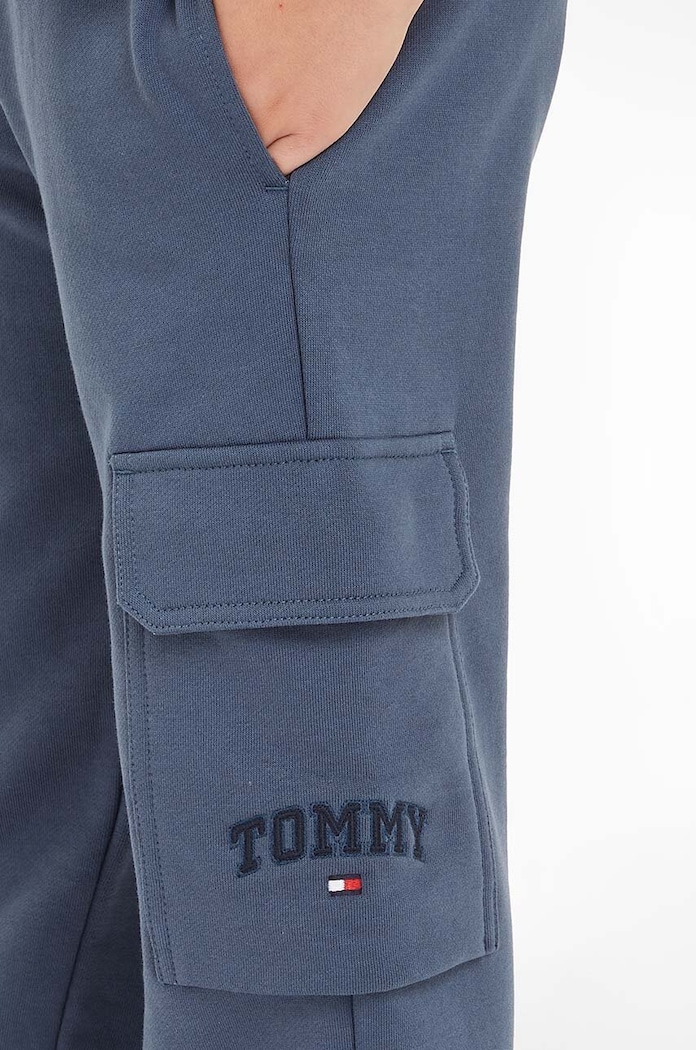 Tommy Hilfiger spodnie dresowe bawełniane dziecięce VARSITY EMBR CARGO KB0KB09120.9BYH.128.176 granatowy