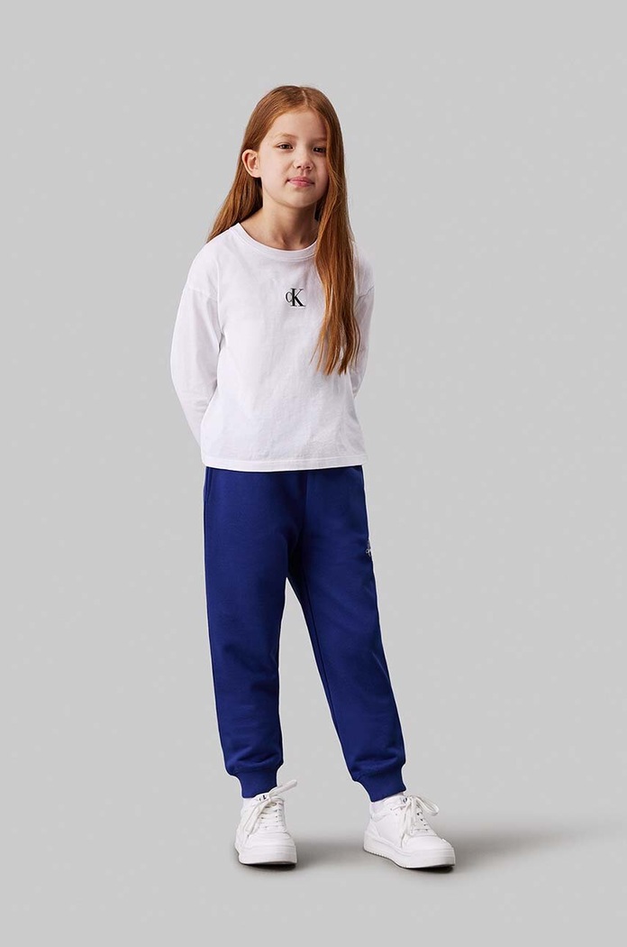 Παιδικό βαμβακερό παντελόνι Calvin Klein Jeans SWEATPANTS στάμπα μπλε IU0IU00285.9BYH