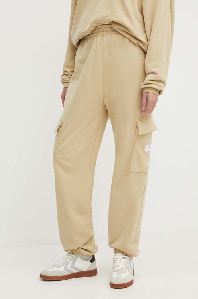Bavlněné tepláky Calvin Klein Jeans pletenina béžová J20J223589