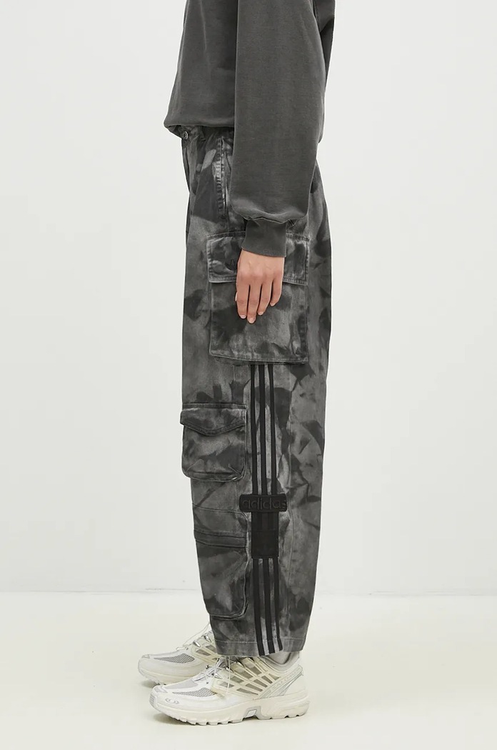 Βαμβακερό παντελόνι adidas Originals Xxl Cargo Pant IW5537 γκρί AW24