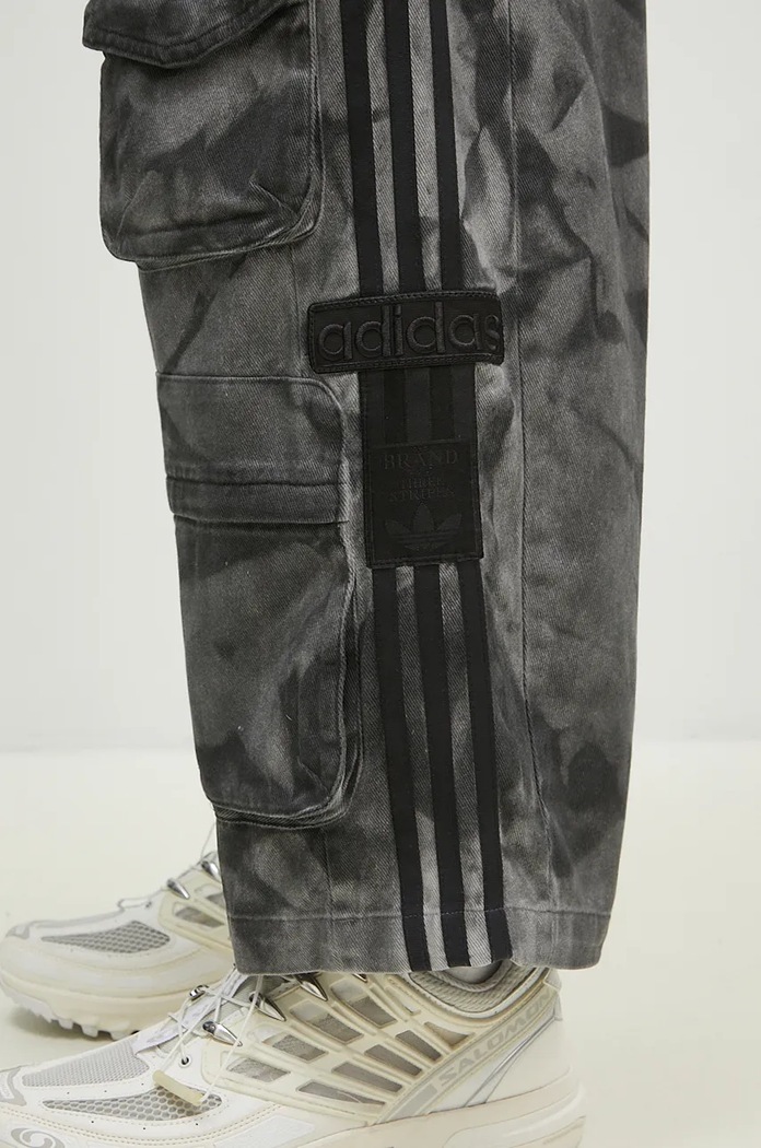 Βαμβακερό παντελόνι adidas Originals Xxl Cargo Pant γκρί IW5537