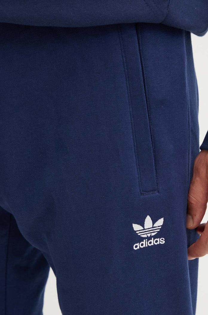 Βαμβακερό παντελόνι adidas Originals σκούρο μπλε IX7689