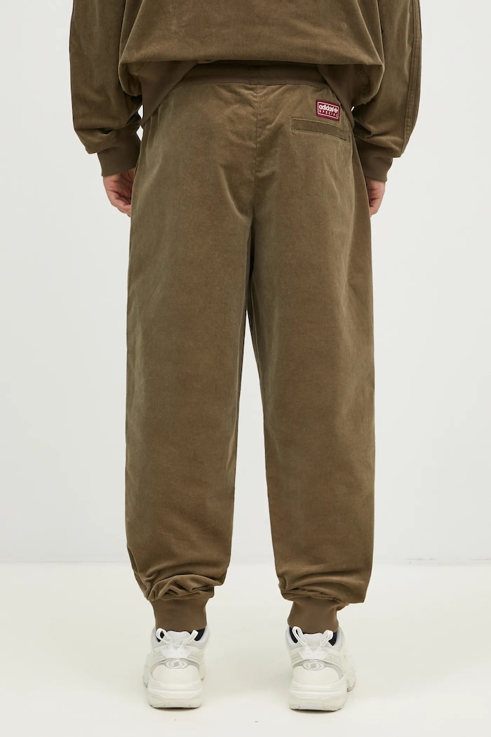 Дрехи Спортен панталон adidas Originals JH1442 кафяв