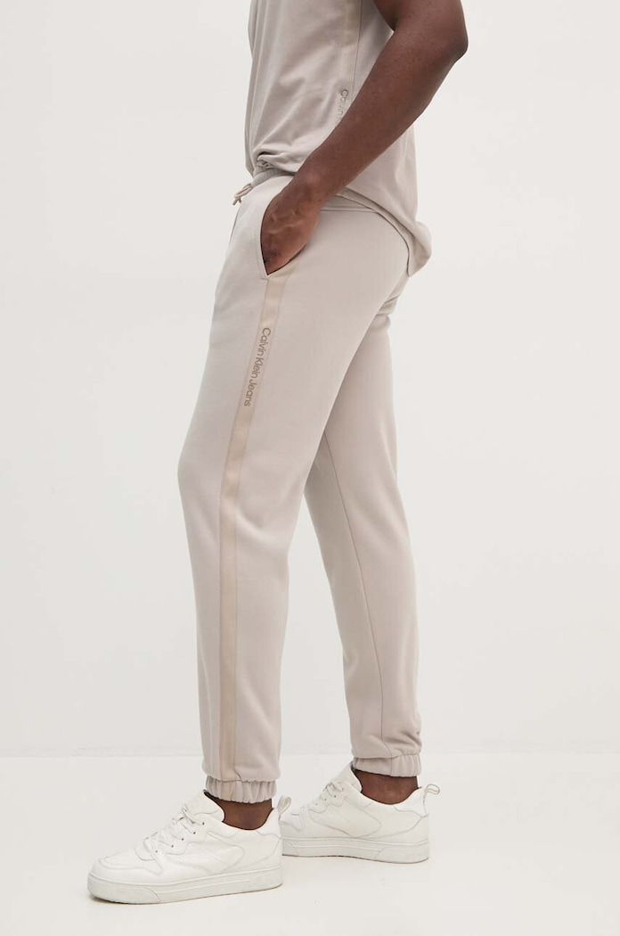 Calvin Klein Jeans melegítőnadrág aplikációval bézs J30J326175