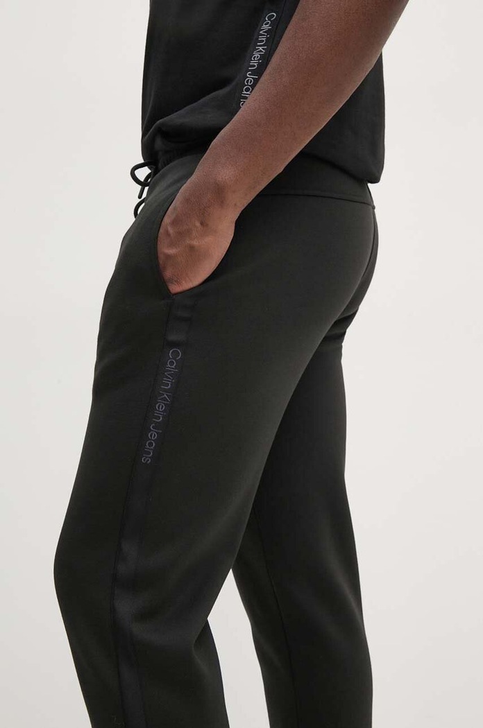 Спортен панталон Calvin Klein Jeans J30J326175 черен