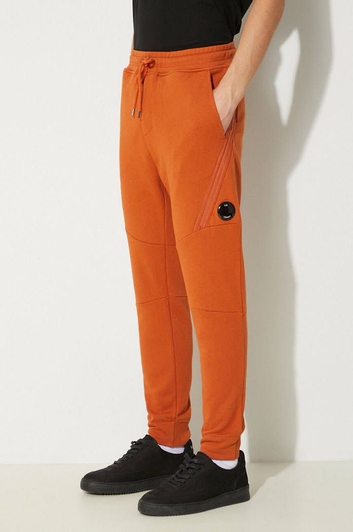 Odzież C.P. Company spodnie dresowe bawełniane Diagonal Raised Fleece Lens Sweatpants 17CMSP084A005086W pomarańczowy