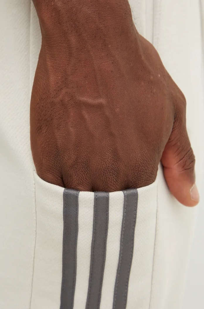 Bavlněné tepláky adidas Essentials béžová IW7682