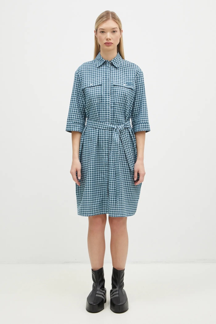 Хлопковое платье Maison Kitsuné Double Pocket узор голубой NW01620WC5015
