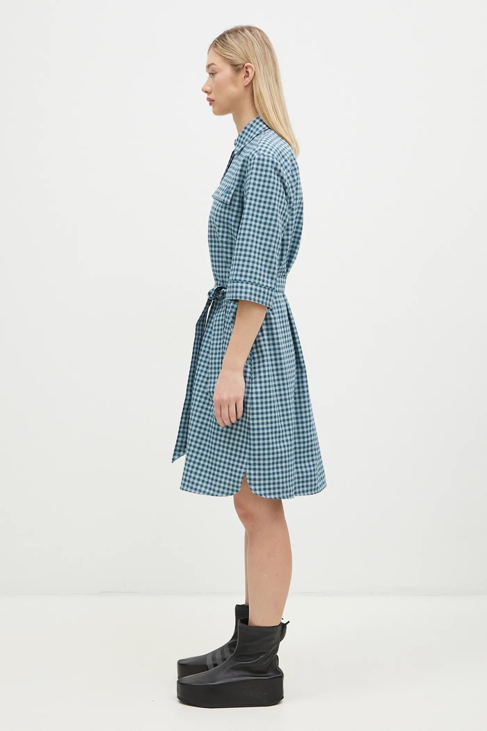 Хлопковое платье Maison Kitsuné Double Pocket NW01620WC5015 голубой AW24