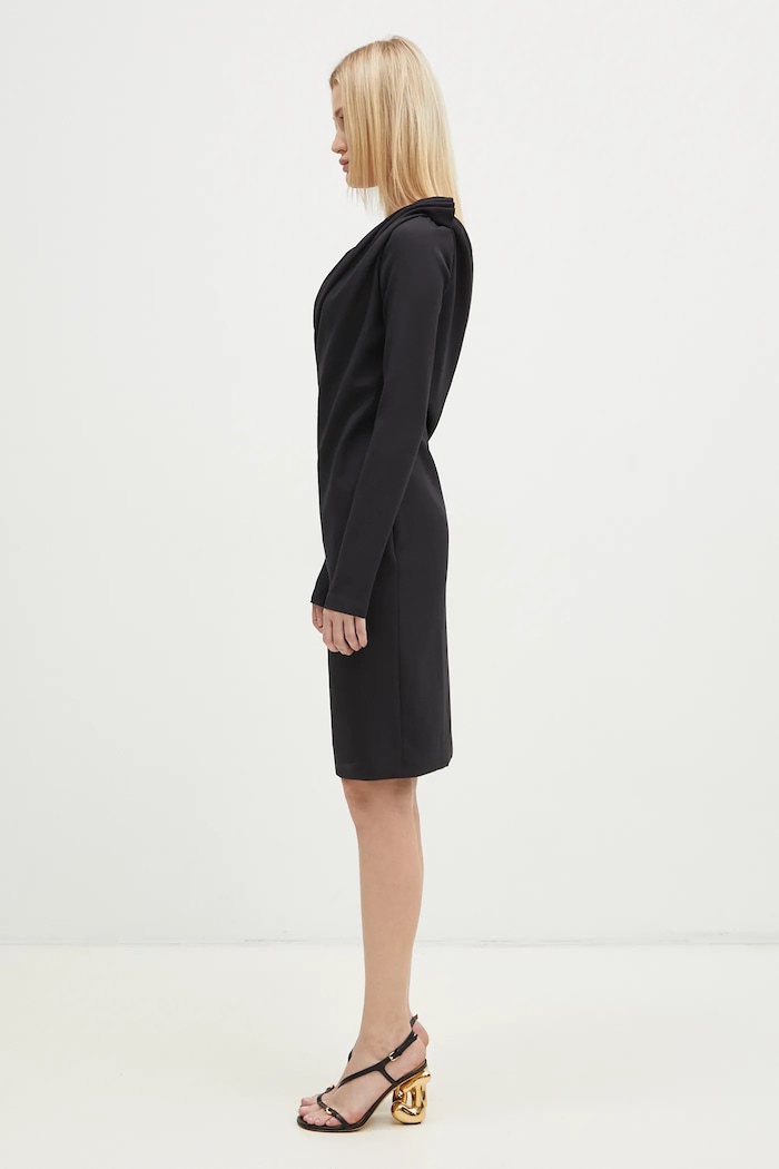 Šaty JW Anderson Shoulder Drape V-Neck Dress DR0446.PG1573.999 čierna AW24