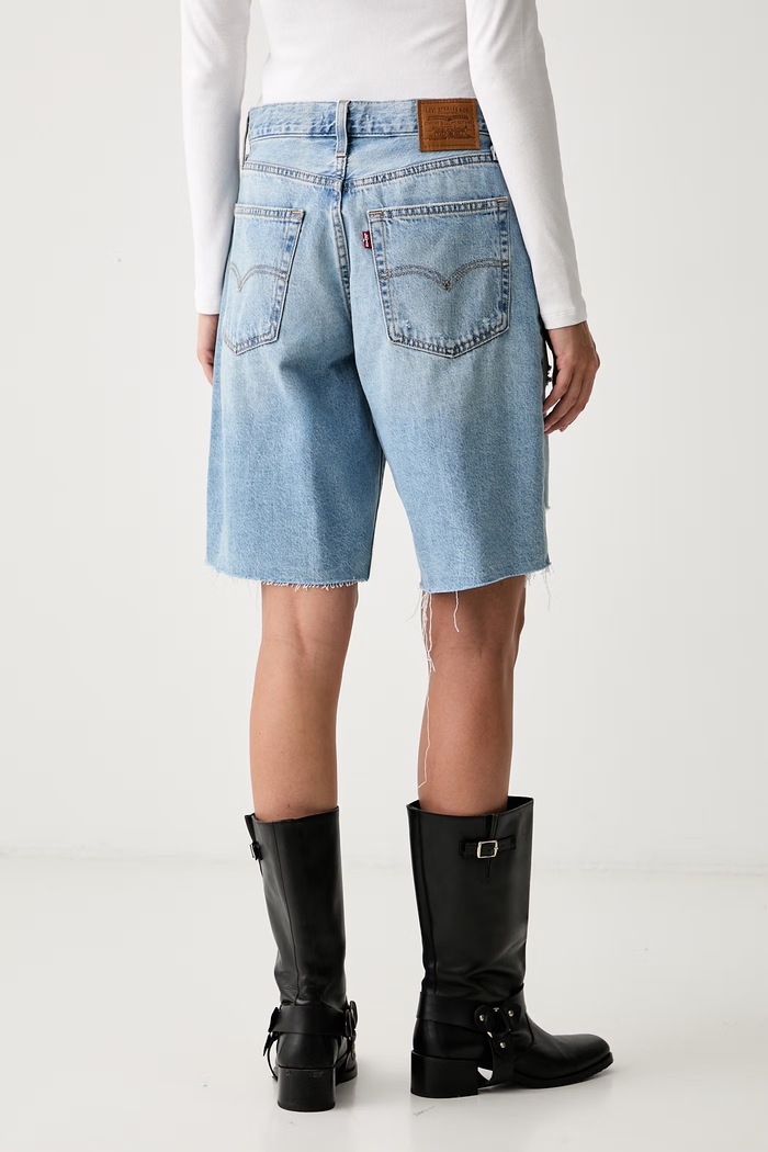 Дрехи Levi's къс панталон дамски от деним BAGGY DAD 000MJ син