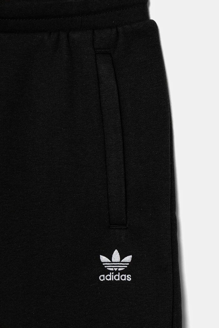 Детски къси панталони adidas Originals SHORTS черен IW3499