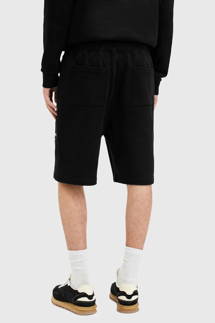 Памучен къс панталон AllSaints UNDRGRND SWEATSHORT M002TC черен