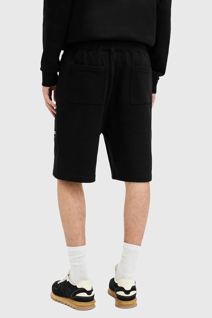 Памучен къс панталон AllSaints UNDRGRND SWEATSHORT M002TC черен