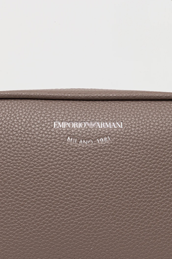 Emporio Armani geantă crossbody pentru femei cu imitație de piele maro EW000537.AF12036