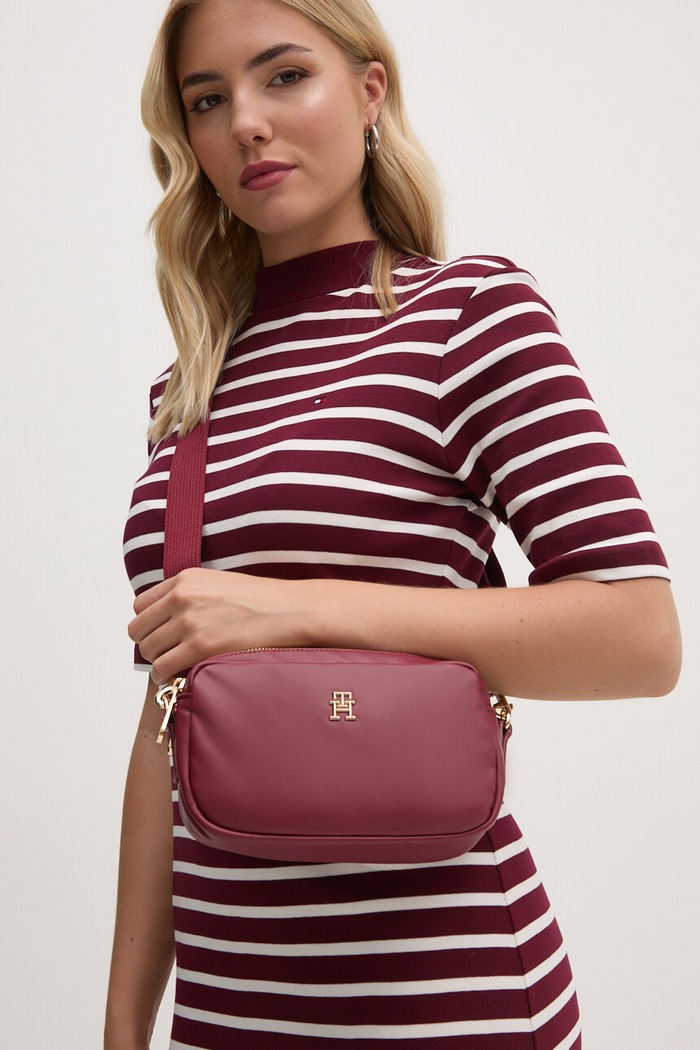 Kabelka Tommy Hilfiger nášivka burgundské AW0AW16475