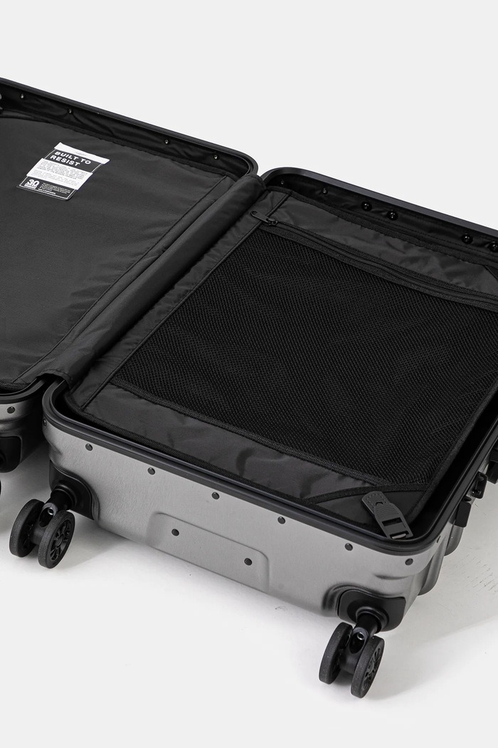 Eastpak walizka Resist'R Case M 68,5x44,5x27 cm EK0A5BJF4S11 srebrny