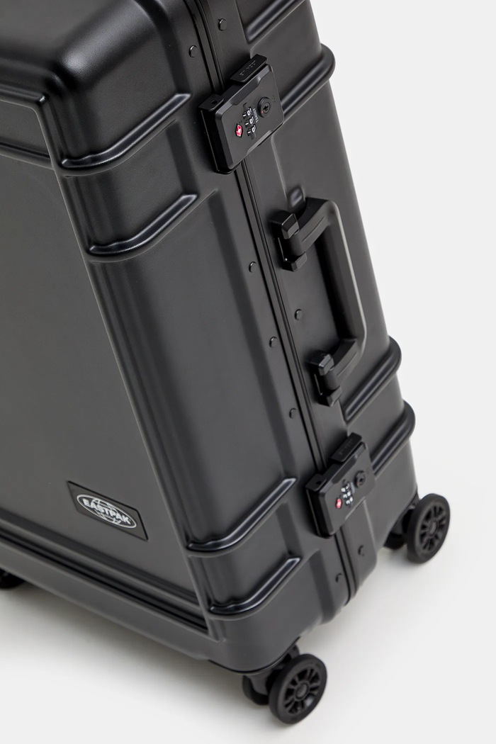 Куфар Eastpak Resist'R Case M 68x43x28 cm черен EK0A5BJF0081