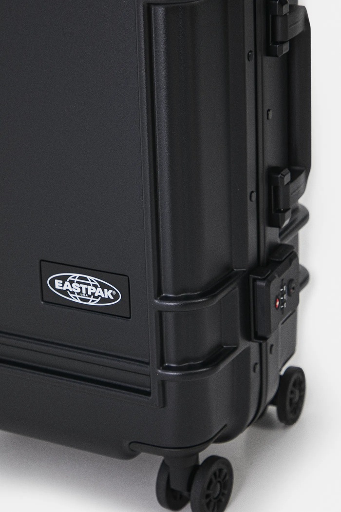 Βαλίτσα Eastpak Resist'R Case S μαύρο EK0A5BJE0081