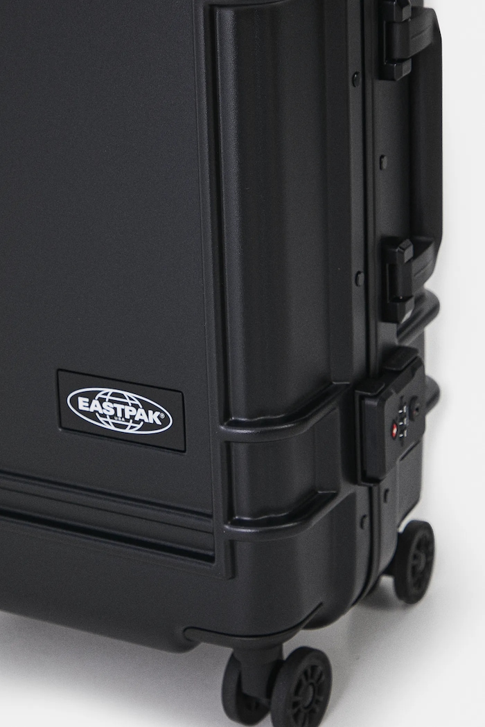 Βαλίτσα Eastpak Resist'R Case S μαύρο EK0A5BJE0081