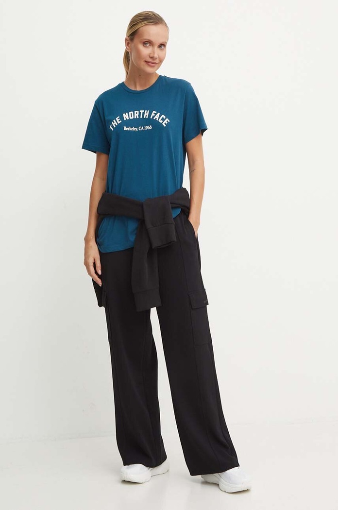 Pamučna majica The North Face Tee Varsity Graphic NF0A89CQ1NO1 tirkizna AW24