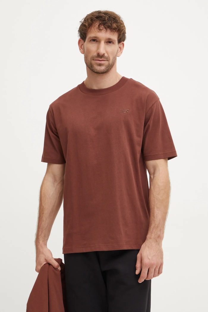 Bavlněné tričko New Balance kulatý hnědá MT41533ROK
