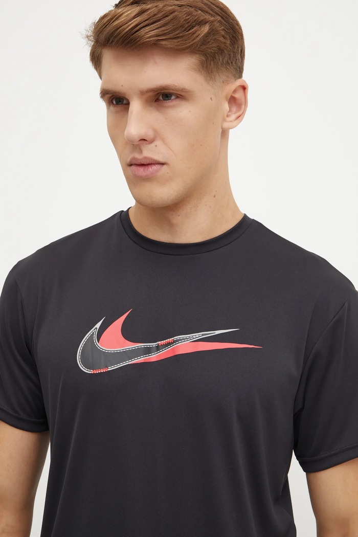 Sportska majica kratkih rukava Nike Stacked Swoosh NESSE512 crna AW24