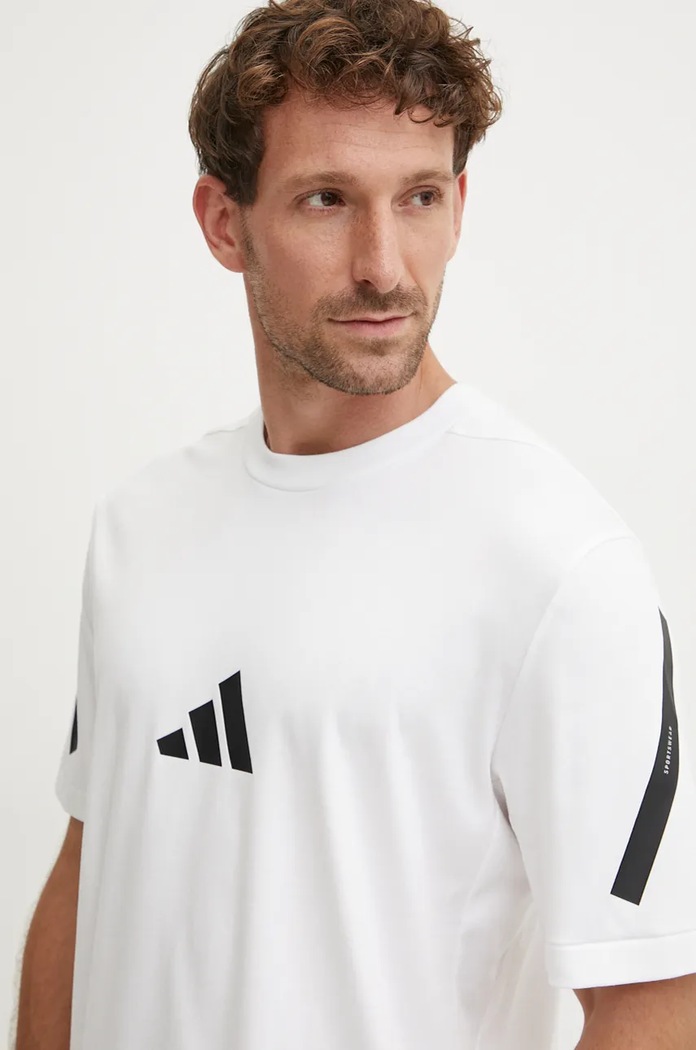 Βαμβακερό μπλουζάκι adidas ZNE λευκό JE3078