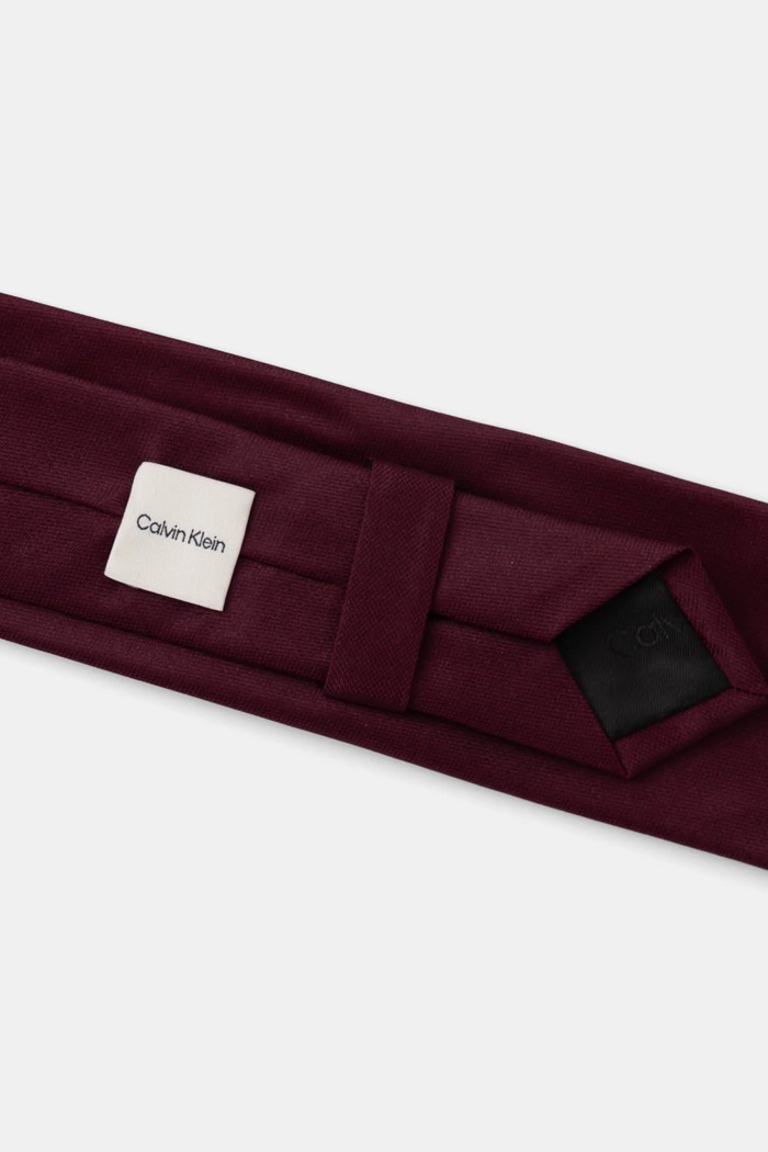 Calvin Klein Kravata s hedvábím Calvin Klein CK2111E001 burgundské SS26