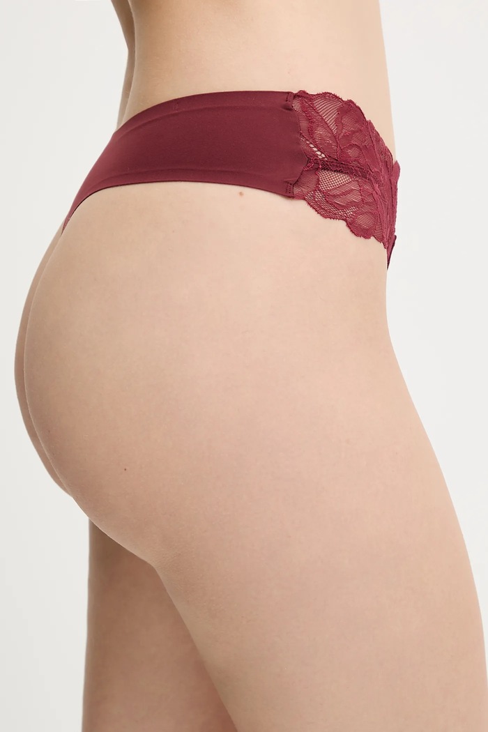 Calvin Klein Underwear tangá dámske LV00QF8444 burgundské SS26