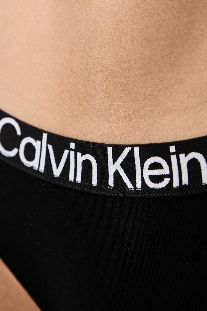 Ρούχα Calvin Klein Underwear Στρινγκ γυναικεία βαμβακερά με ελαστάν LV00QD5292 μαύρο
