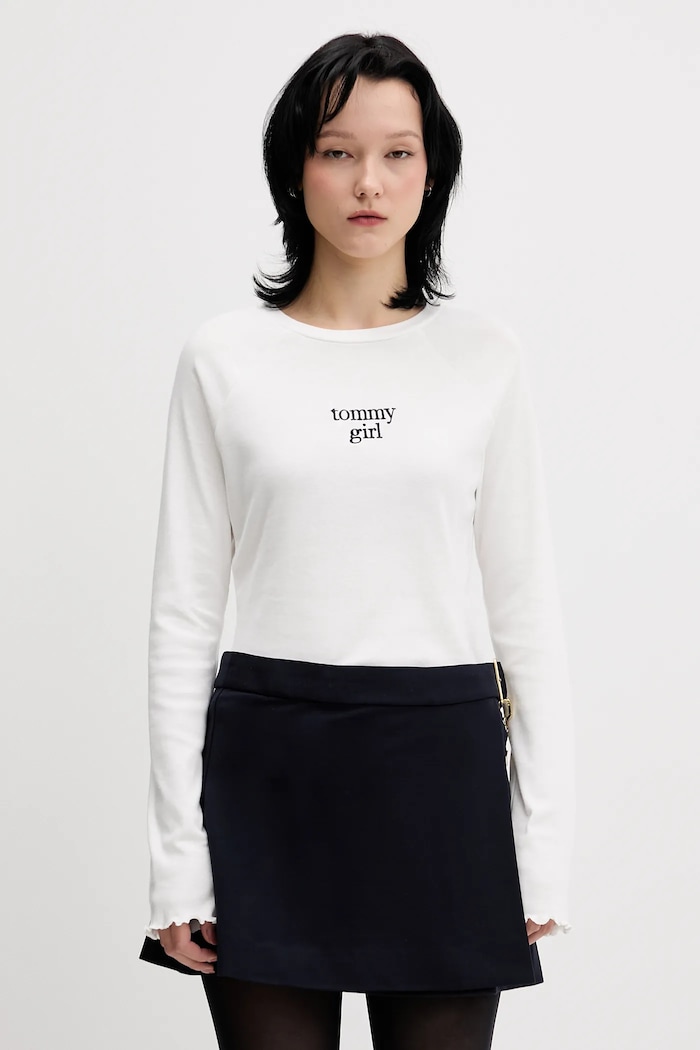 Bavlnené tričko s dlhým rukávom Tommy Jeans nášivka biela DW0DW22499