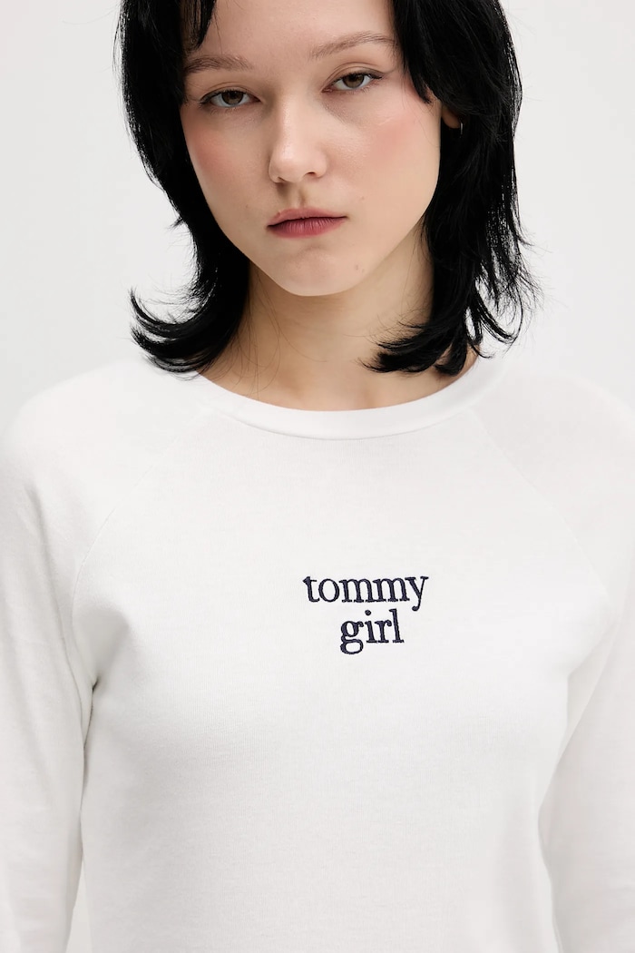 Bavlnené tričko s dlhým rukávom Tommy Jeans biela DW0DW22499