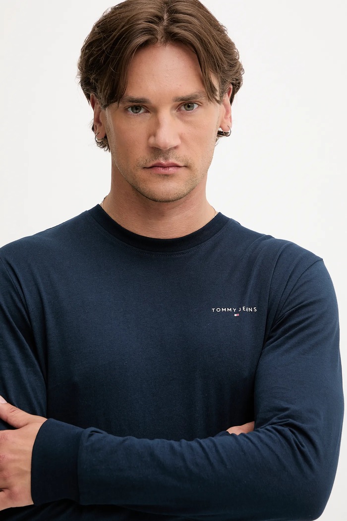 Βαμβακερή μπλούζα με μακριά μανίκια Tommy Jeans σκούρο μπλε DM0DM21594
