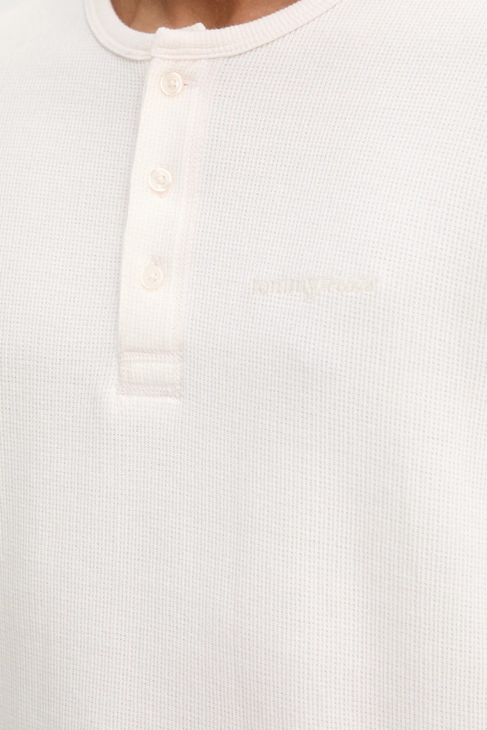 Bavlnené tričko s dlhým rukávom Tommy Jeans DM0DM21812 béžová