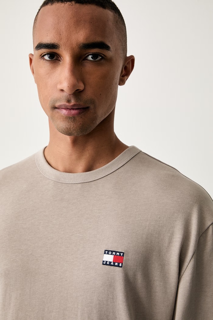 Tommy Jeans tričko s dlouhým rukávem pánské bavlněné béžová DM0DM21974
