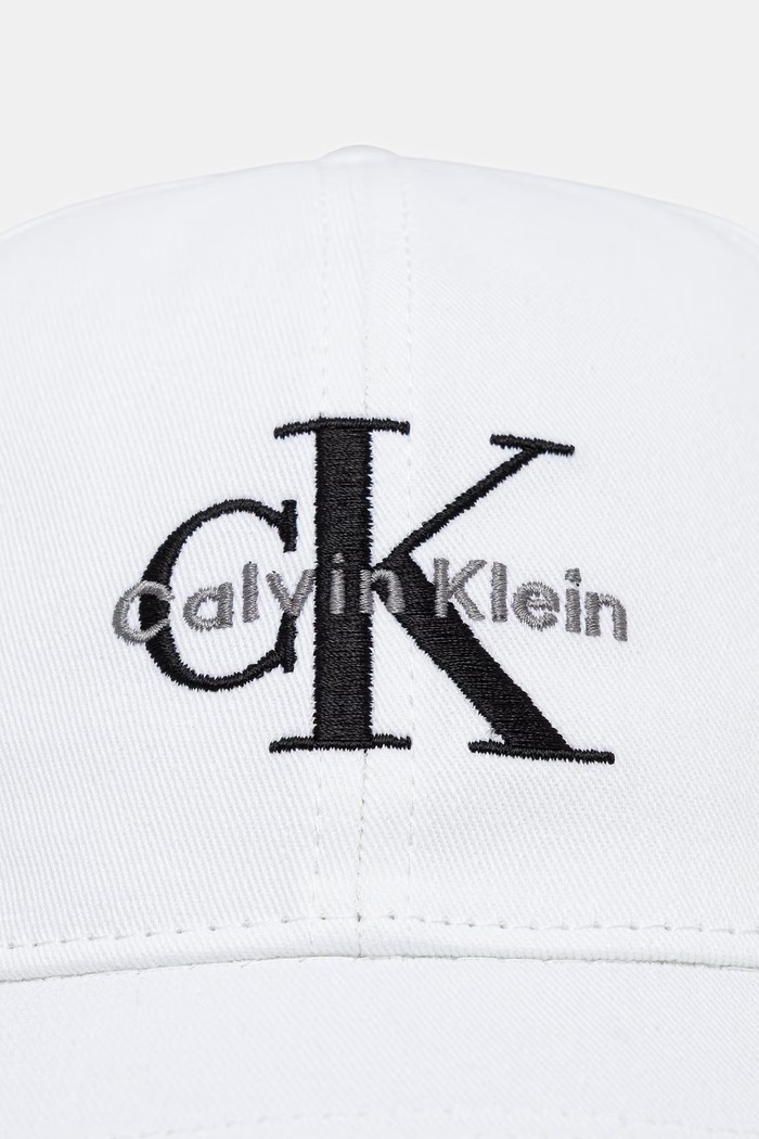 Calvin Klein čiapka so šiltom dámska bavlnená LV04K5026G biela SS26