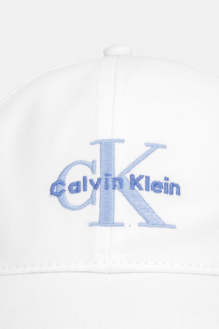 Calvin Klein čiapka so šiltom dámska bavlnená LV04K5026G biela SS26