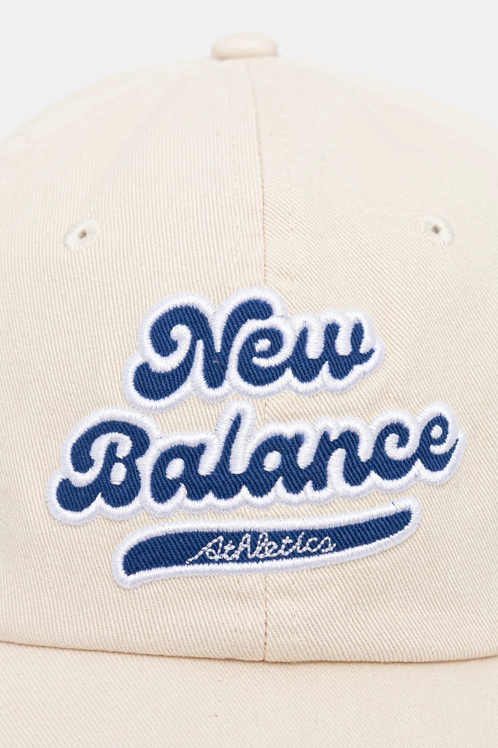 New Balance czapka z daszkiem bawełniana LAH53000PEF beżowy AW25