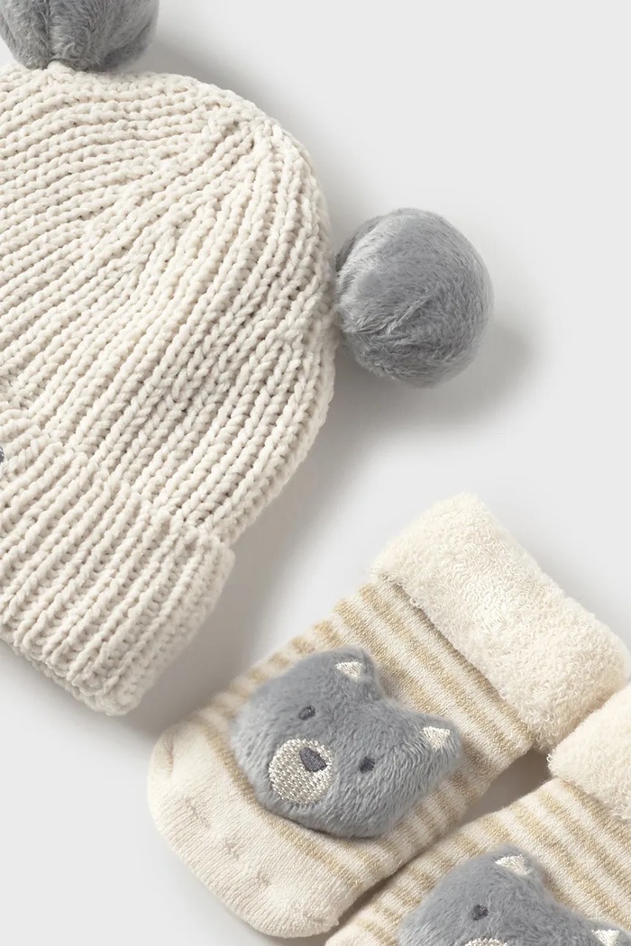 Mayoral Newborn czapka i skarpetki niemowlęce 9933.1H.Newborn.9BYA beżowy AW25